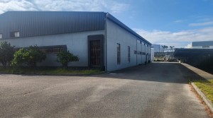 Pavilhão em Zona Industrial c/ 1550 m2, Casal da Lebre – M. Grande.