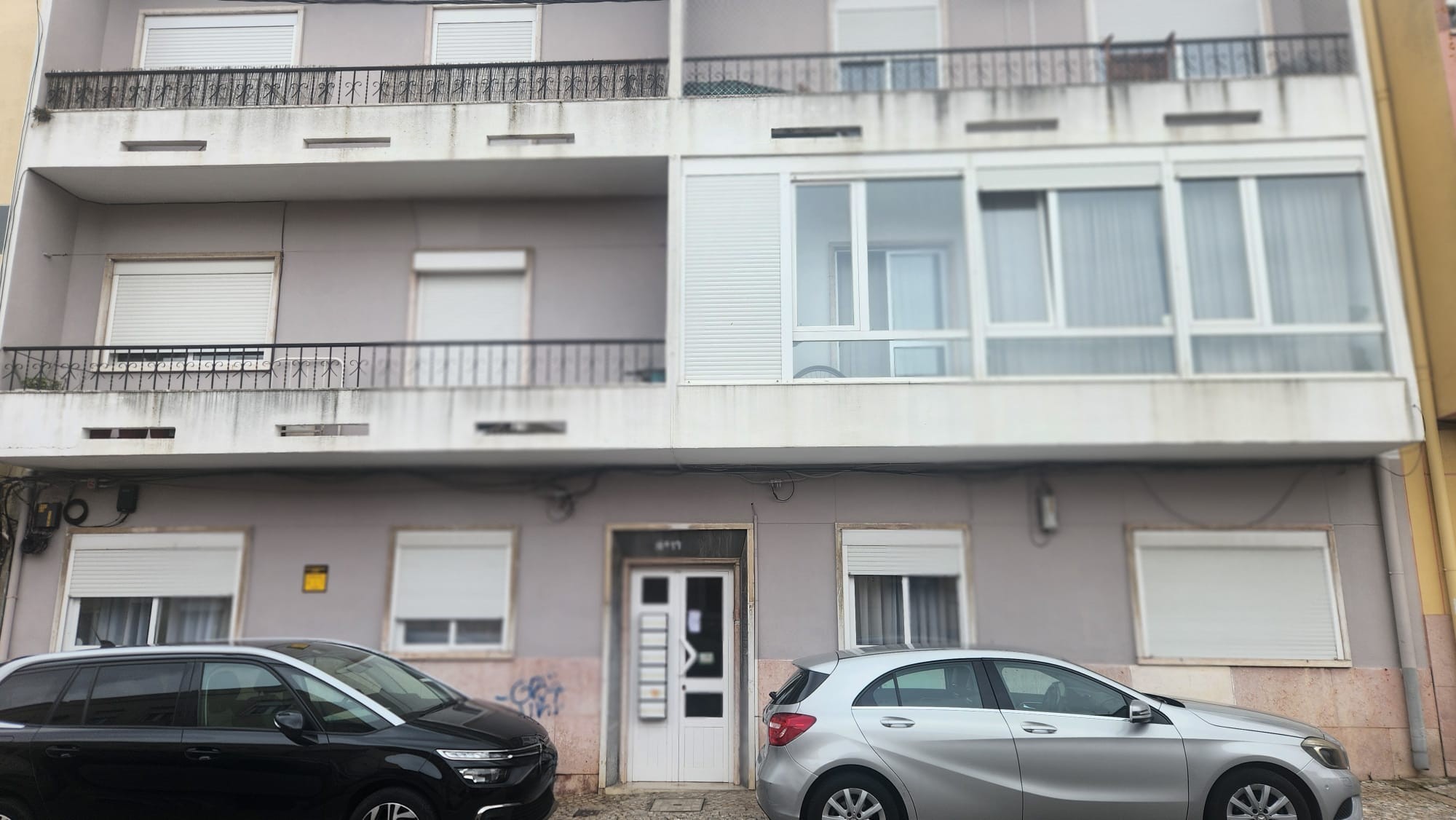 Apartamento T2, no r/c, com logradouro em Arrentela-Seixal!
