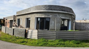 Moradia T3, térrea, geminada com garagem e jardim. Fração “B”