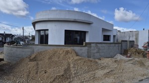 Moradia T3, térrea, geminada com garagem e jardim. Fração “B”