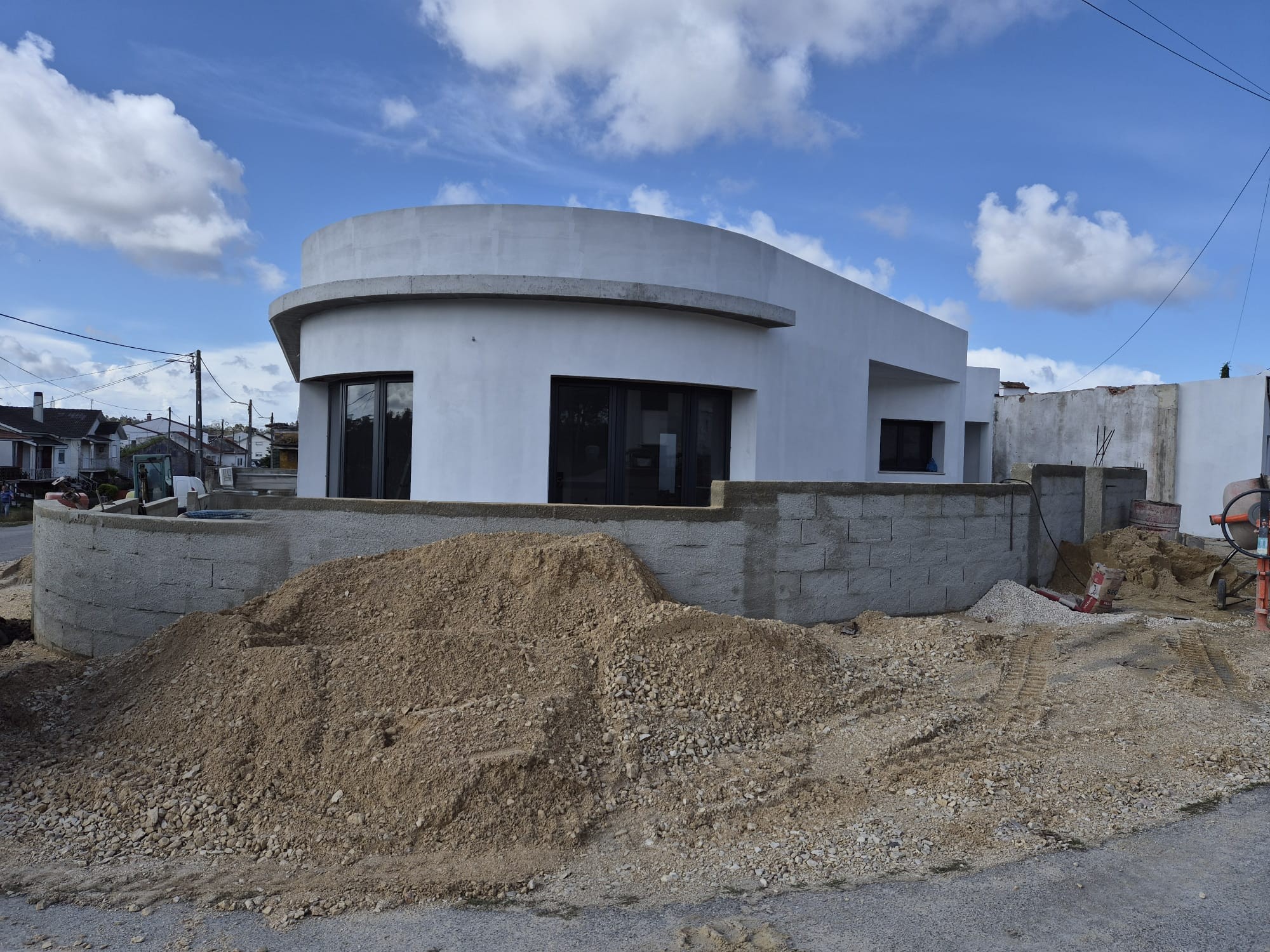 Moradia T3, térrea, geminada com garagem e jardim. Fração “B”