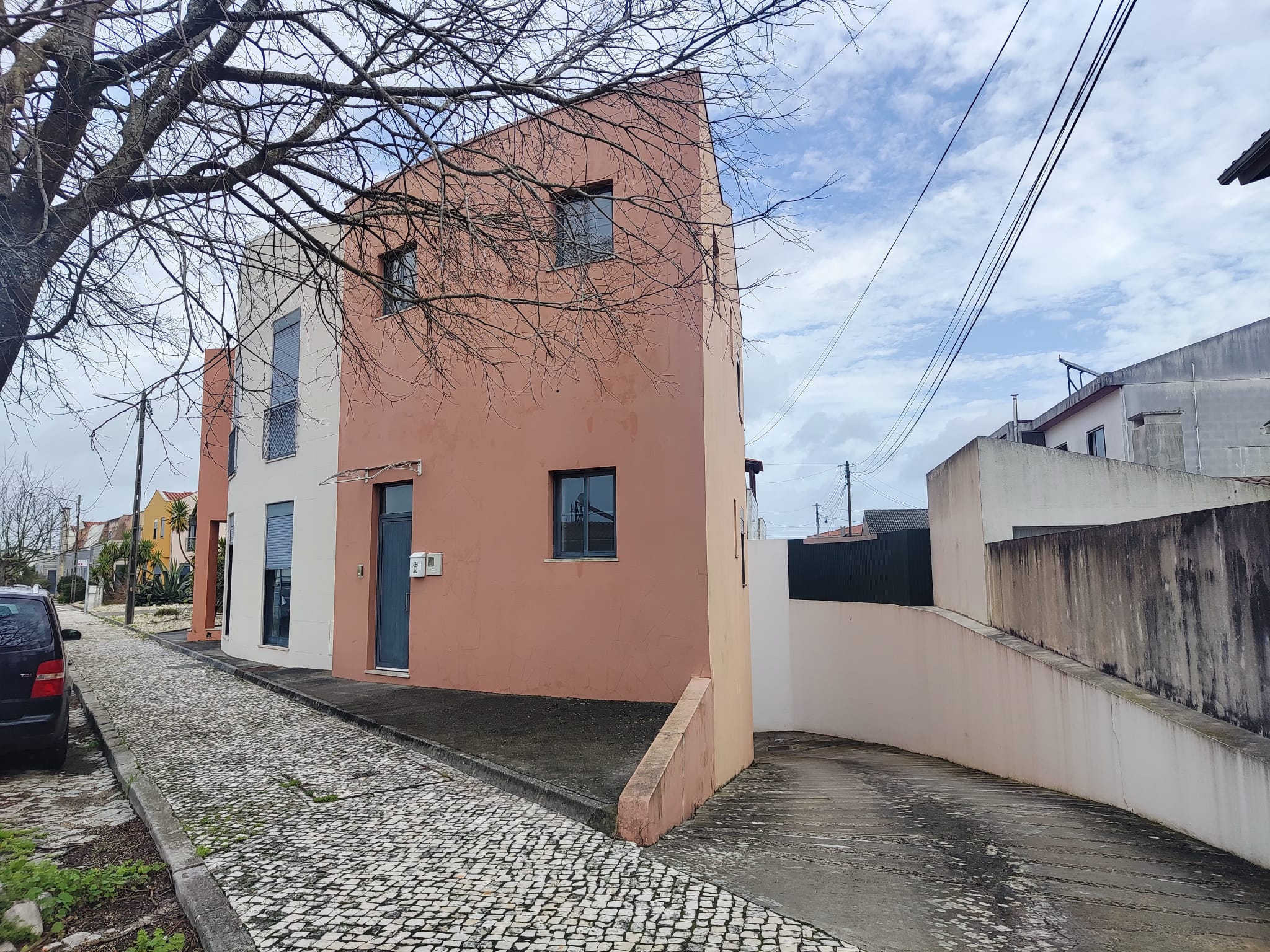 Moradia geminada (ponta), r/c e 1º andar, a 5min. do centro da cidade!