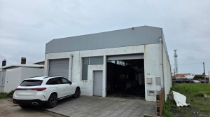 Armazém de 300m² c/ acesso fácil e estacionamento-Picassinos-M.Grande