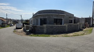 Moradia T3, térrea, geminada com garagem e jardim. Fração “B”