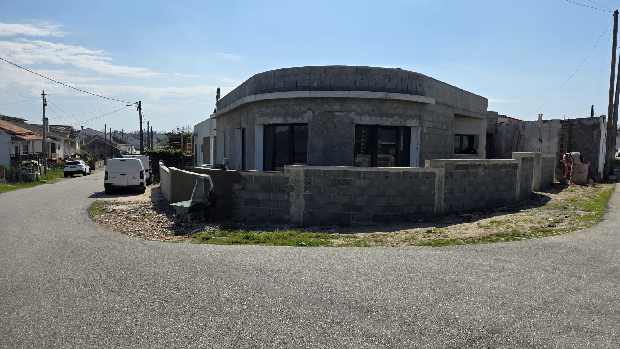 Moradia T3, térrea, geminada com garagem e jardim. Fração “B”