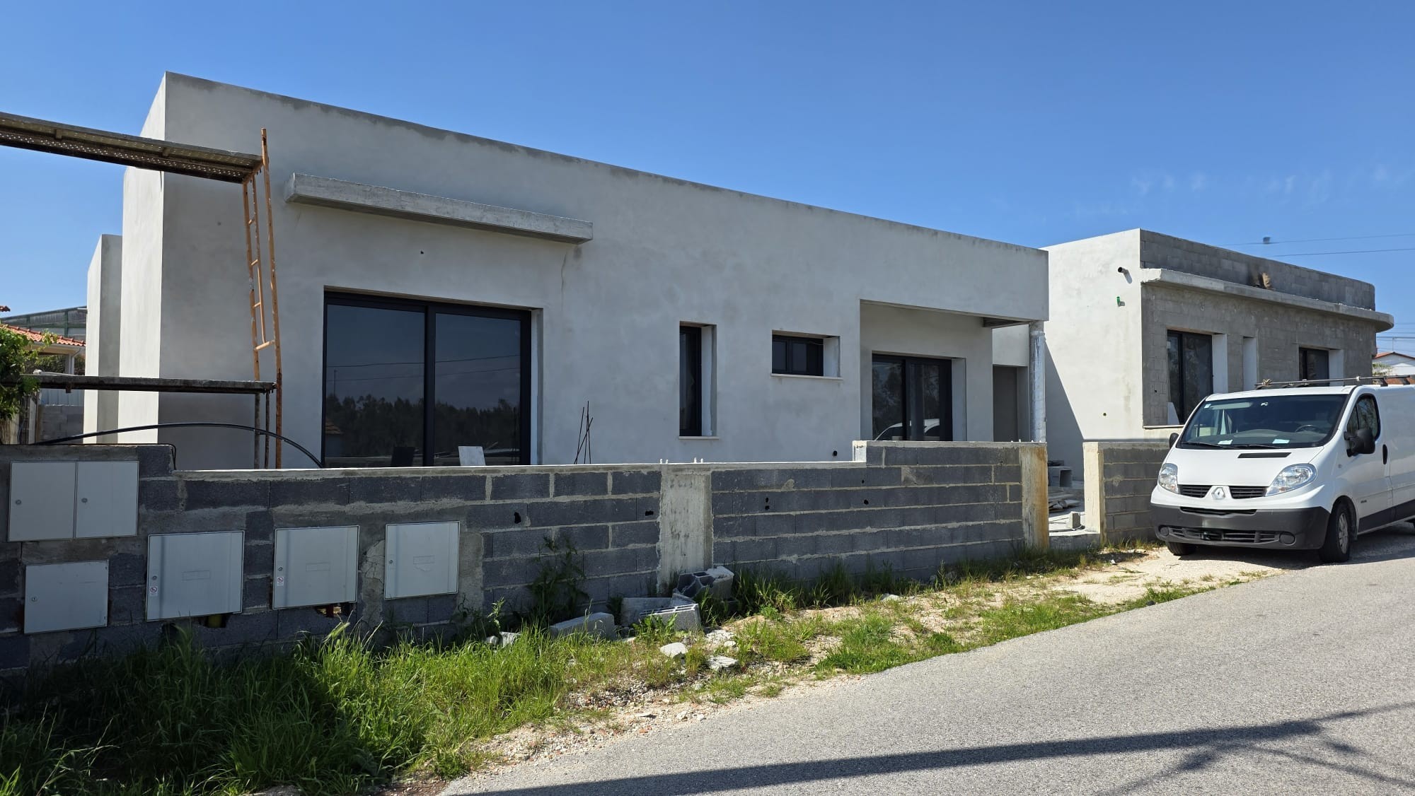 Moradia T3, térrea, geminada com garagem e jardim. Fração “A”