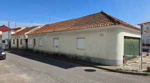 Moradia de R/C, HABITÁVEL, c/ licença, a 5m do Centro da M. Grande!