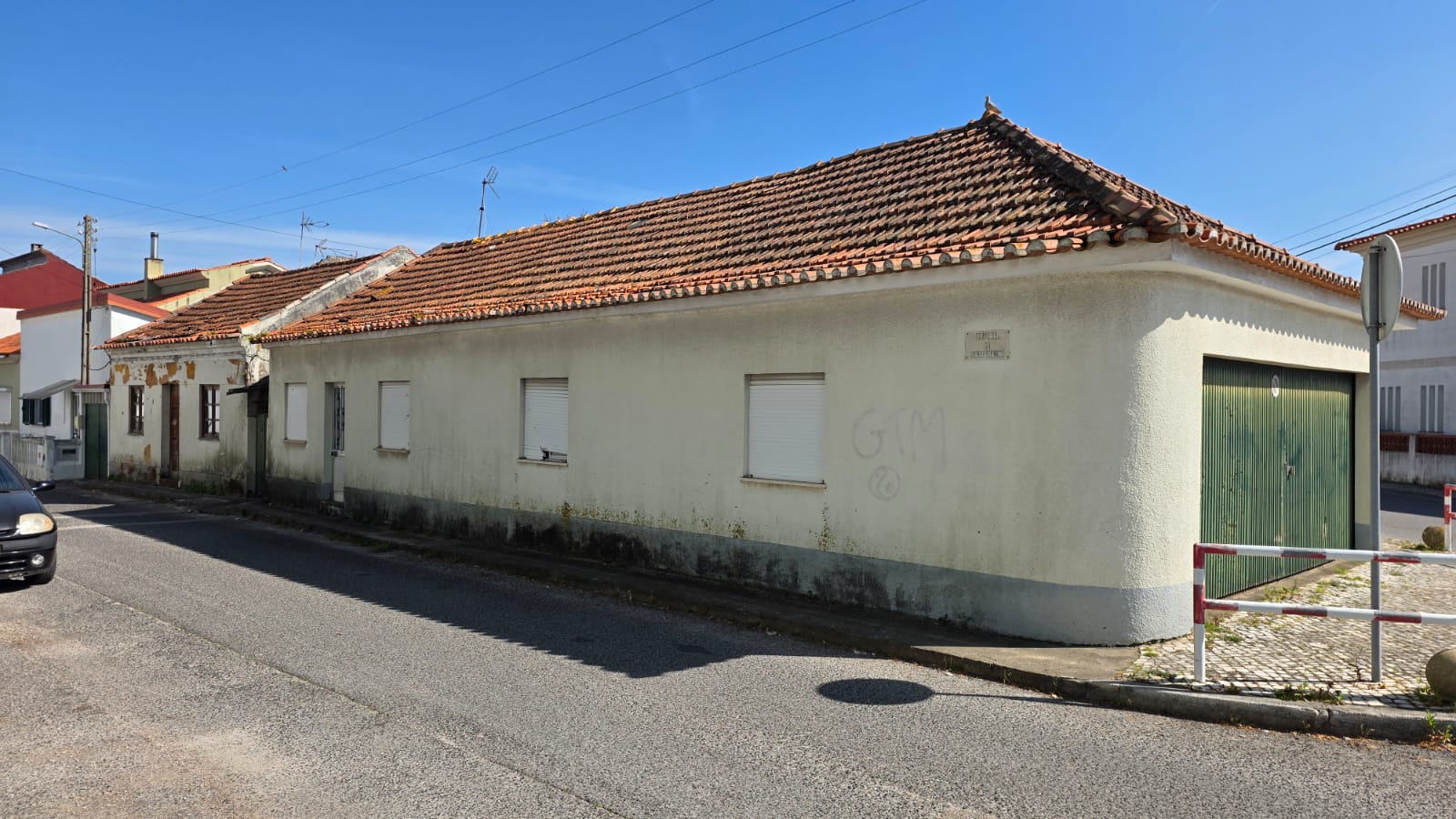 Moradia de R/C, HABITÁVEL, c/ licença, a 5m do Centro da M. Grande!