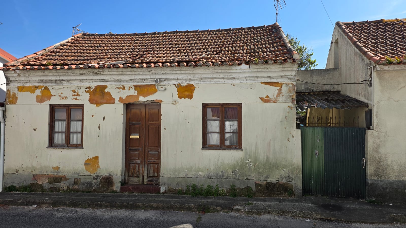 Moradia térrea p/ reconstrução total a 5m do Centro M.Grande
