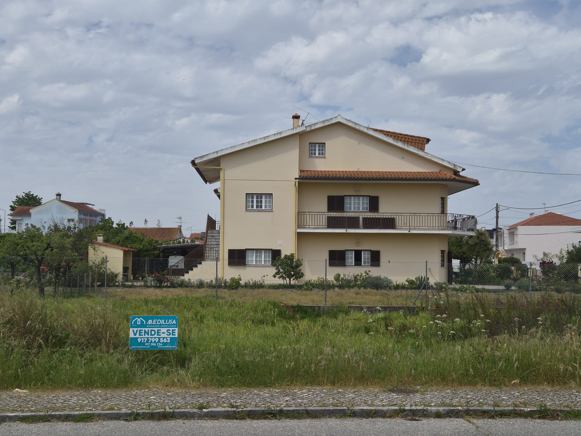 Lote terreno, com 287m2 de área, em Portela – M.Grande.