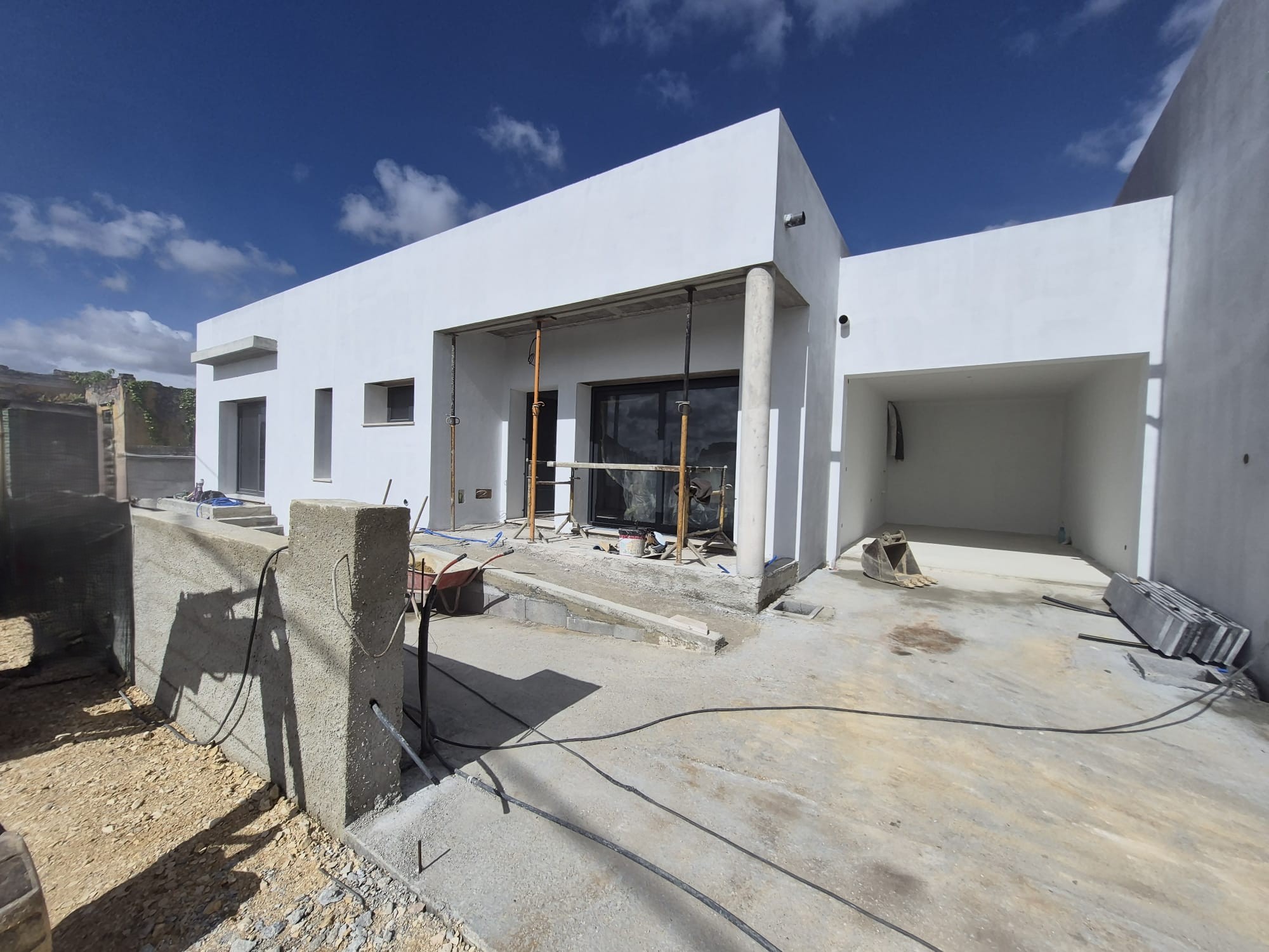 Moradia T3, térrea, geminada com garagem e jardim. Fração “A”