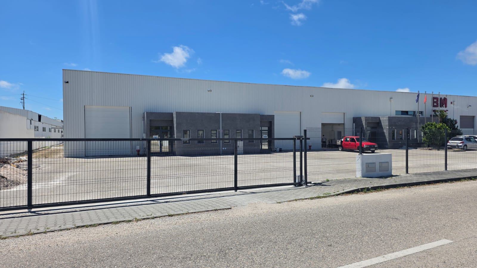 3 Pavilhões Industriais interligados c/possibilidade venda separada!