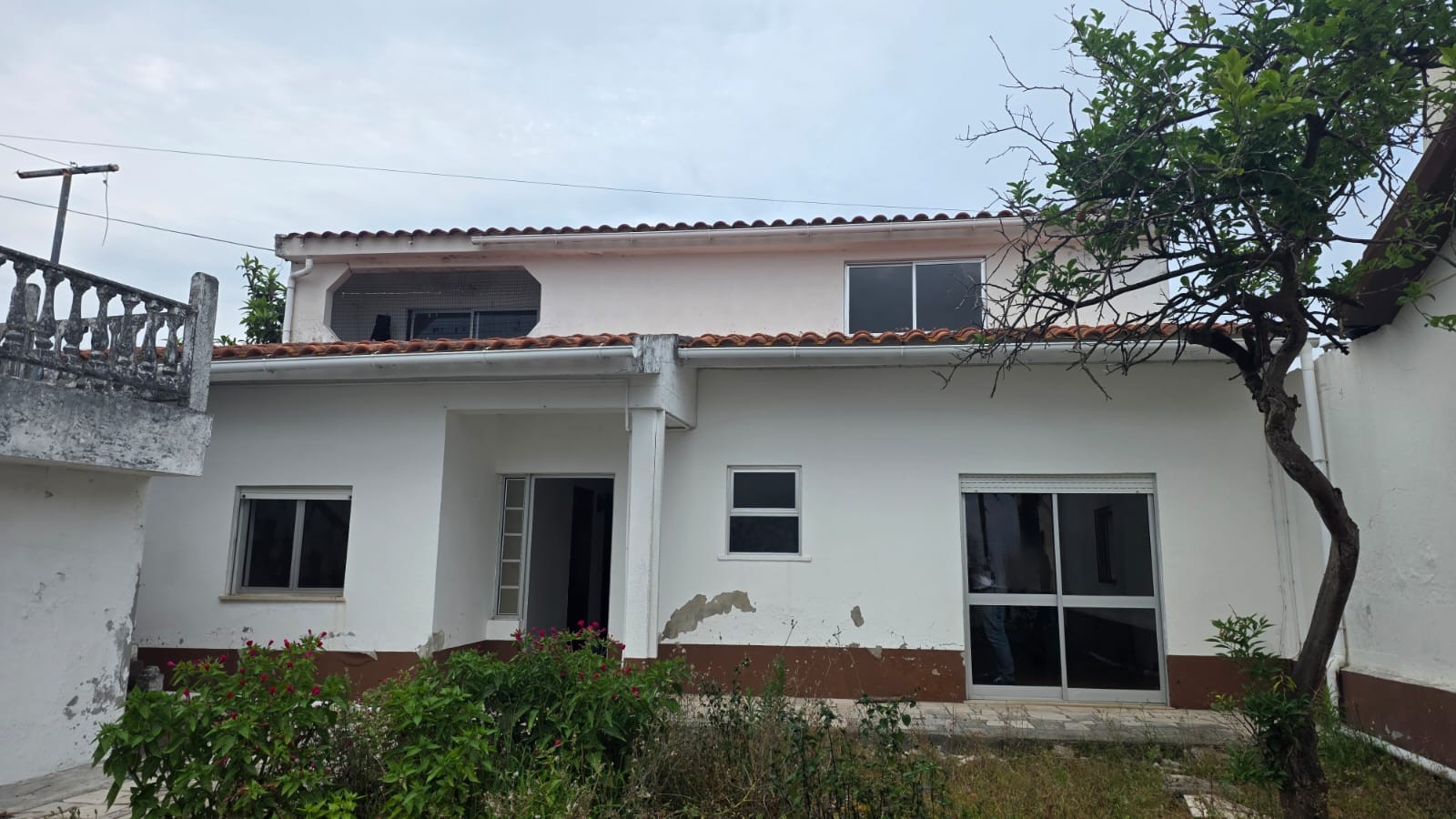 Moradia térrea T5, habitável, sem licença a 5mn do centro da M. Grande