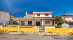 Luxuosa moradia, T5 com piscina e jardim em Pedrulheira-Marinha Grande
