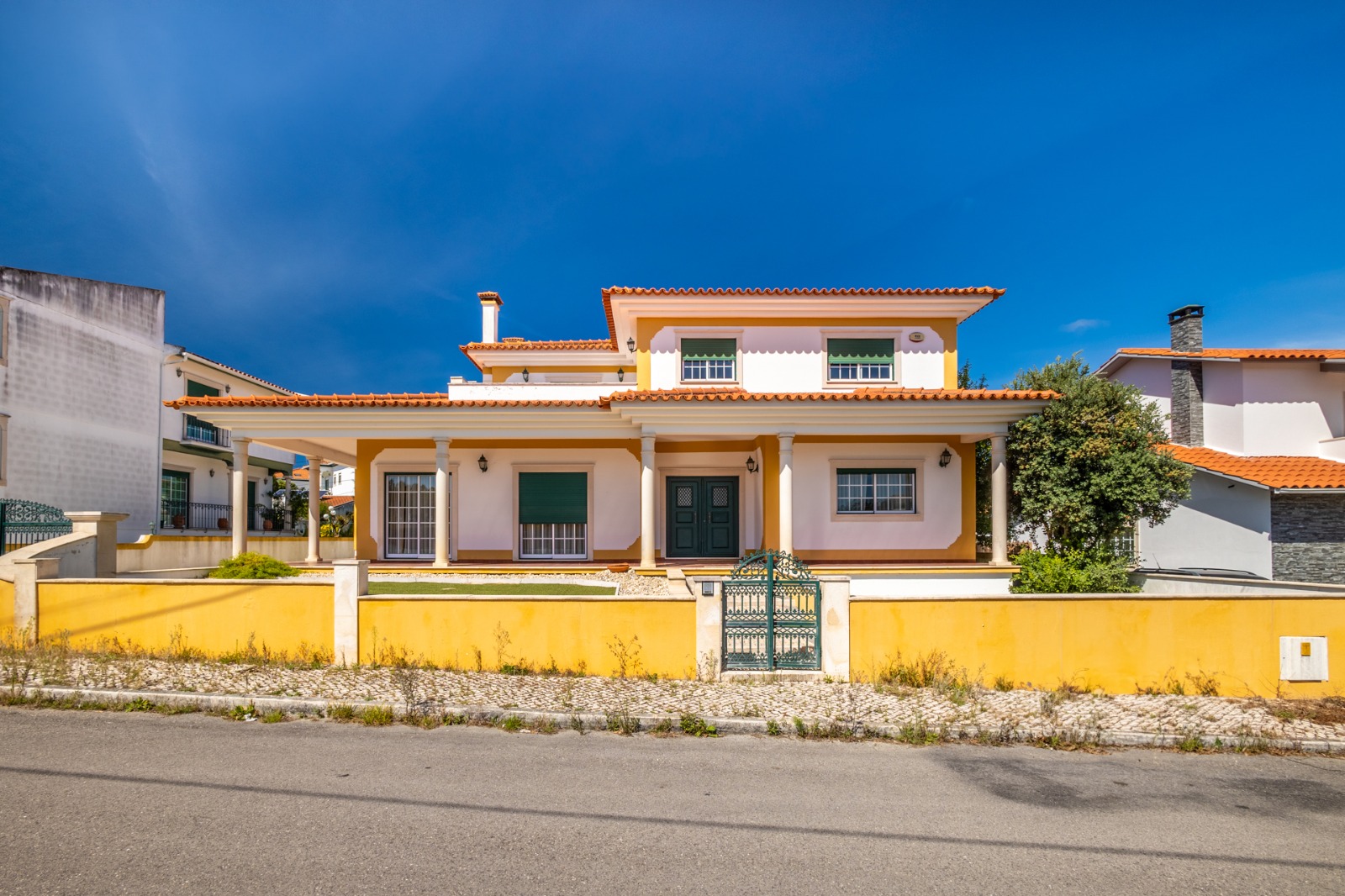 Luxuosa moradia, T5 com piscina e jardim em Pedrulheira-Marinha Grande