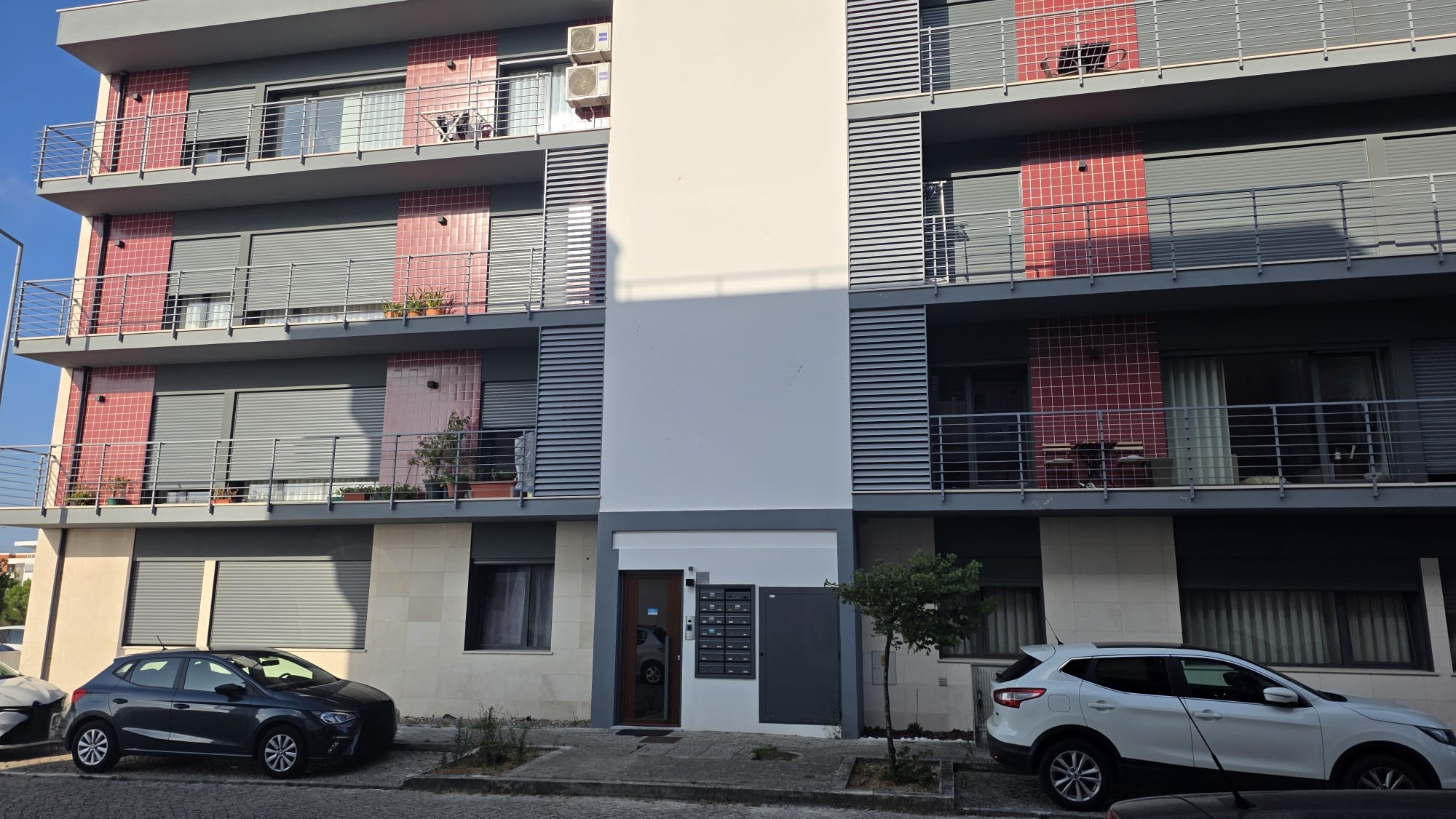“T3, c/terraço, como novo, amplo e soalheiro a 2 min. centro M. Grande!