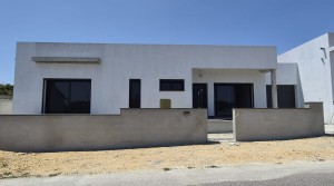 Moradia T3, térrea, geminada com garagem e jardim. Fração “A”
