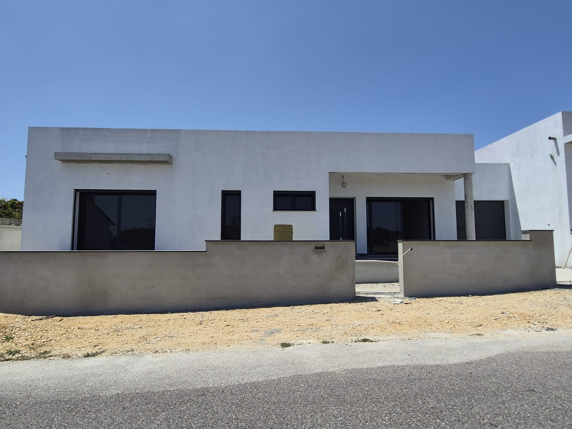 Moradia T3, térrea, geminada com garagem e jardim. Fração “A”